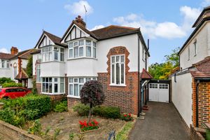 Summer Avenue, East Molesey- click for photo gallery